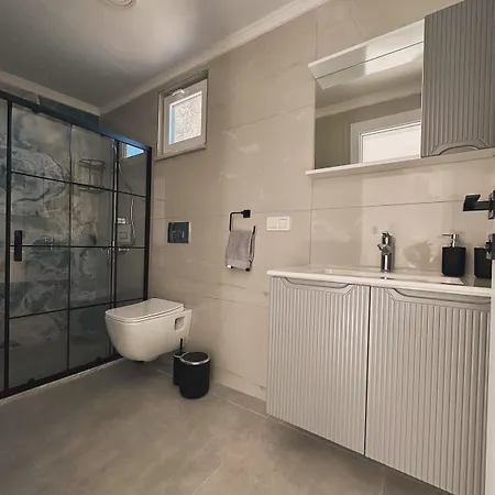 Airport Blue Eye House Ideal For Air Travellers 5 Km From Airport Homestay *